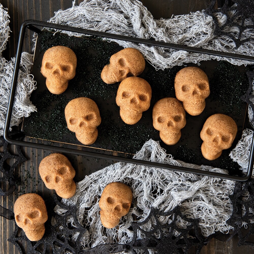 Nordic Ware Skull Bites Cakelet Pan   Brown