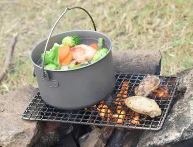 800ml Titanium outdoor cooking pot for hiking camping with hanging handle