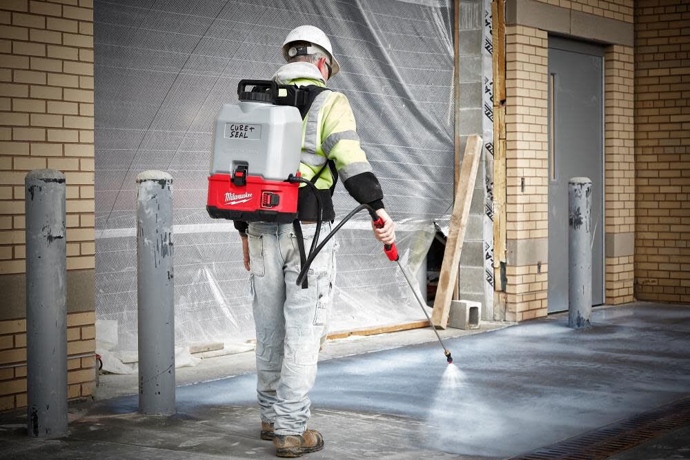 Milwaukee M18 SWITCH TANK 4-Gallon Backpack Concrete Sprayer Kit 2820-21CS from Milwaukee