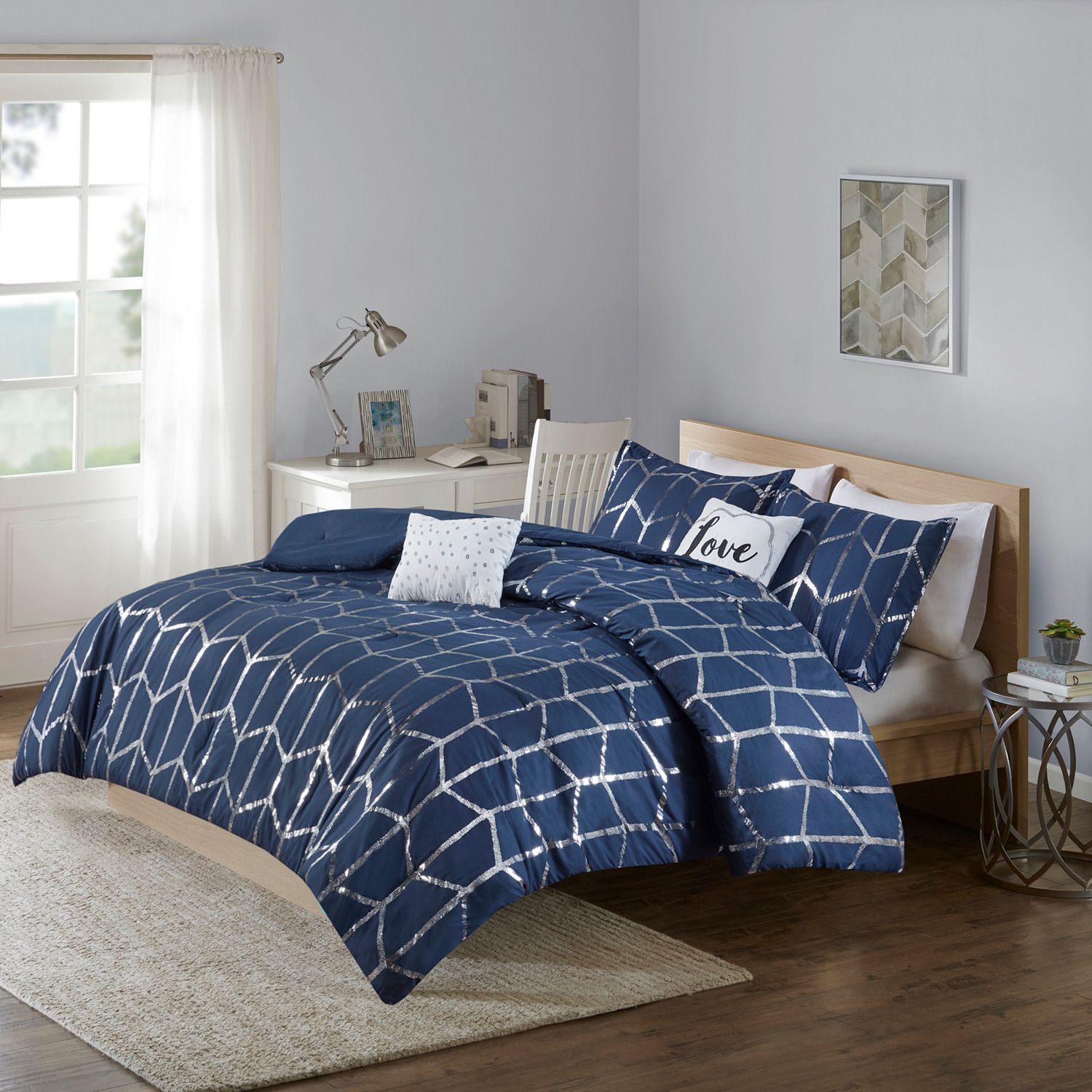 Intelligent Design Khloe Metallic Geometric Printed Comforter Set with Throw Pillows