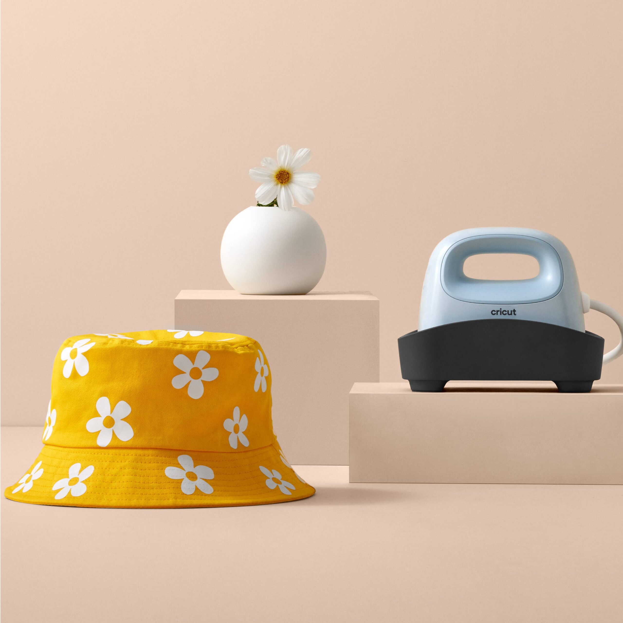 Cricut Hat Press Smart Heat Press Machine for Hats with Built-in Bluetooth， Connects to Cricut Heat App， Curved， Ceramic-Coated Heat Plate， Easy Temperature Control with Safety Base and Auto-Off Feature