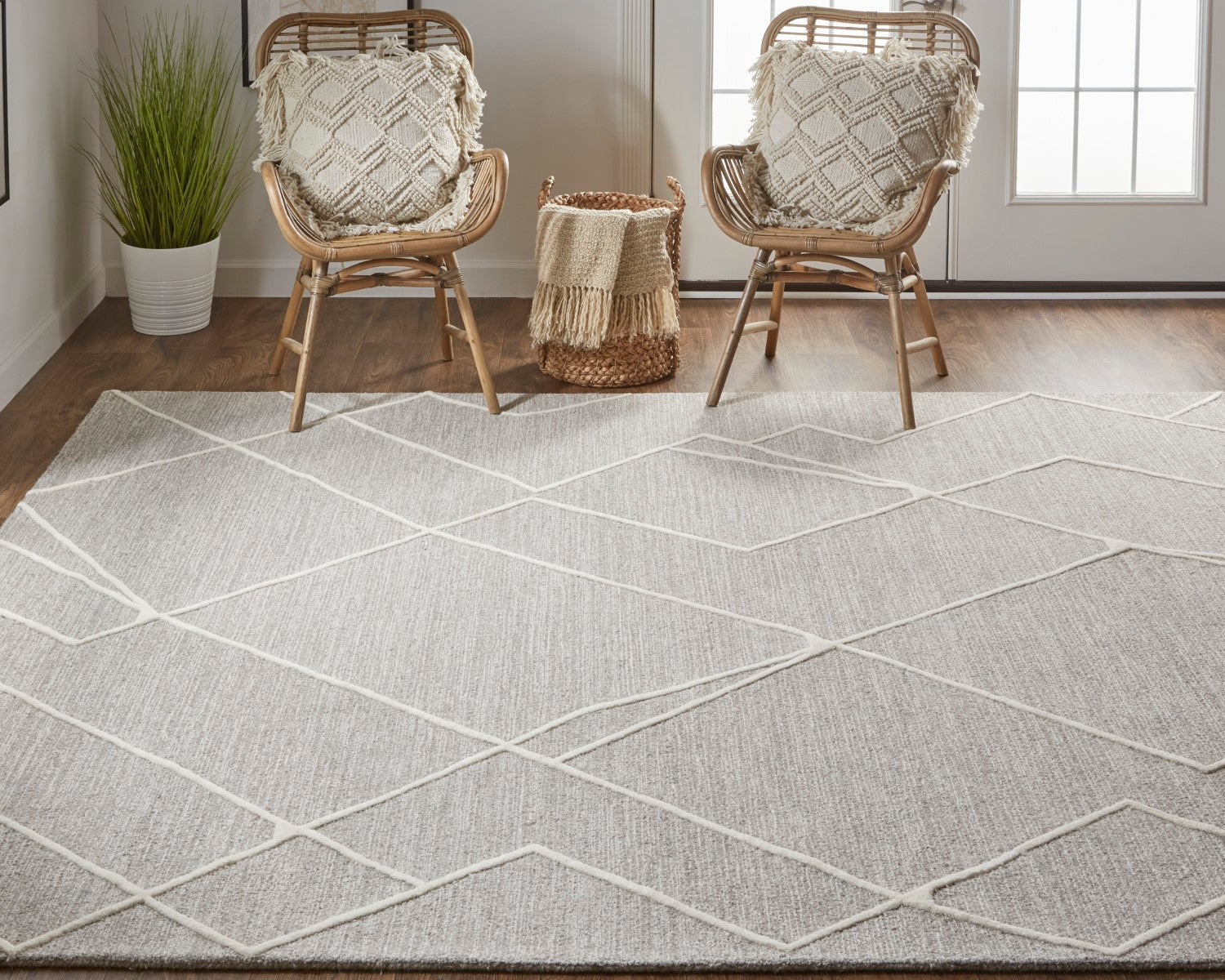 Euclid Hand Tufted Gray / Ivory Rug