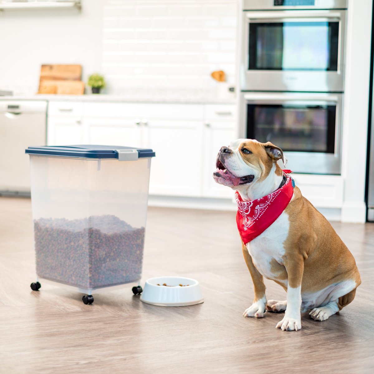 IRIS USA WeatherPro Airtight Dog， Cat， Bird and Small-Pet Food Storage Bin Container with Attachable Casters