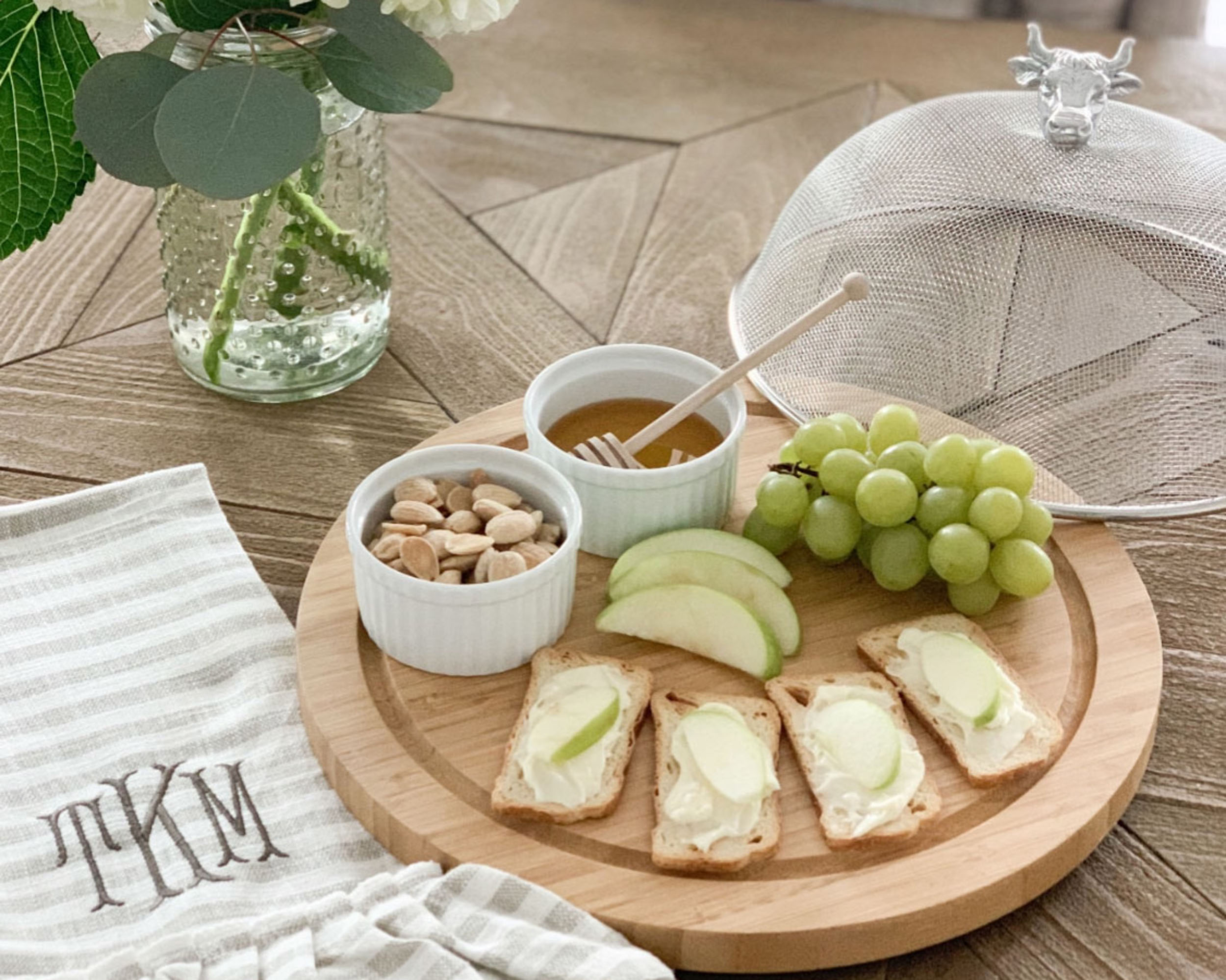 Arthur Court Cow Head Pattern Picnic Mesh Cheese Cover with Bamboo Cheese Board and Spreader 13