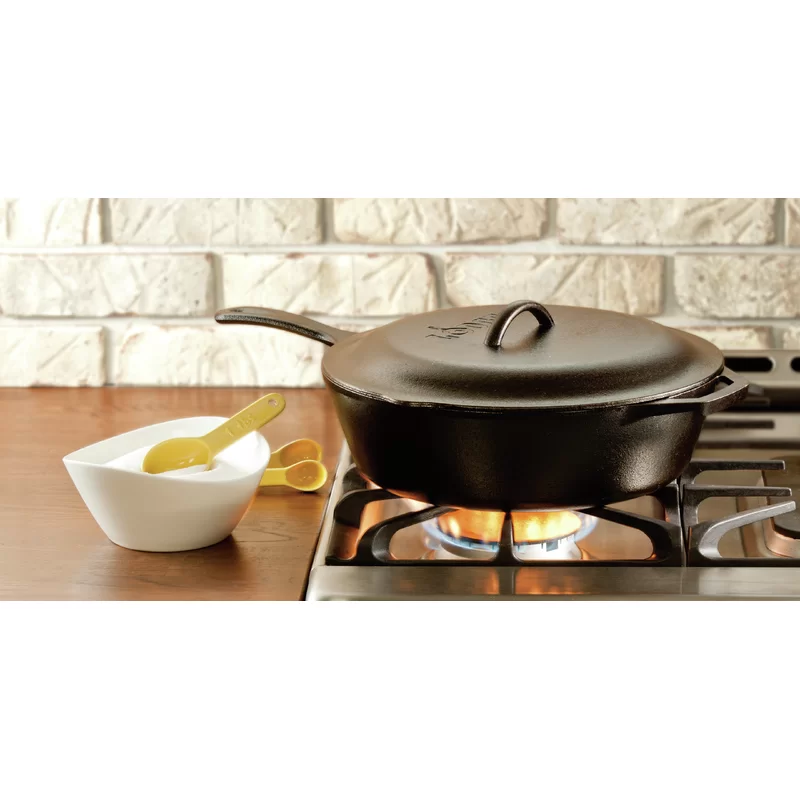 Lodge L10CF3 Cast Iron Covered Deep Skillet， Pre-Seasoned， 5-Quart