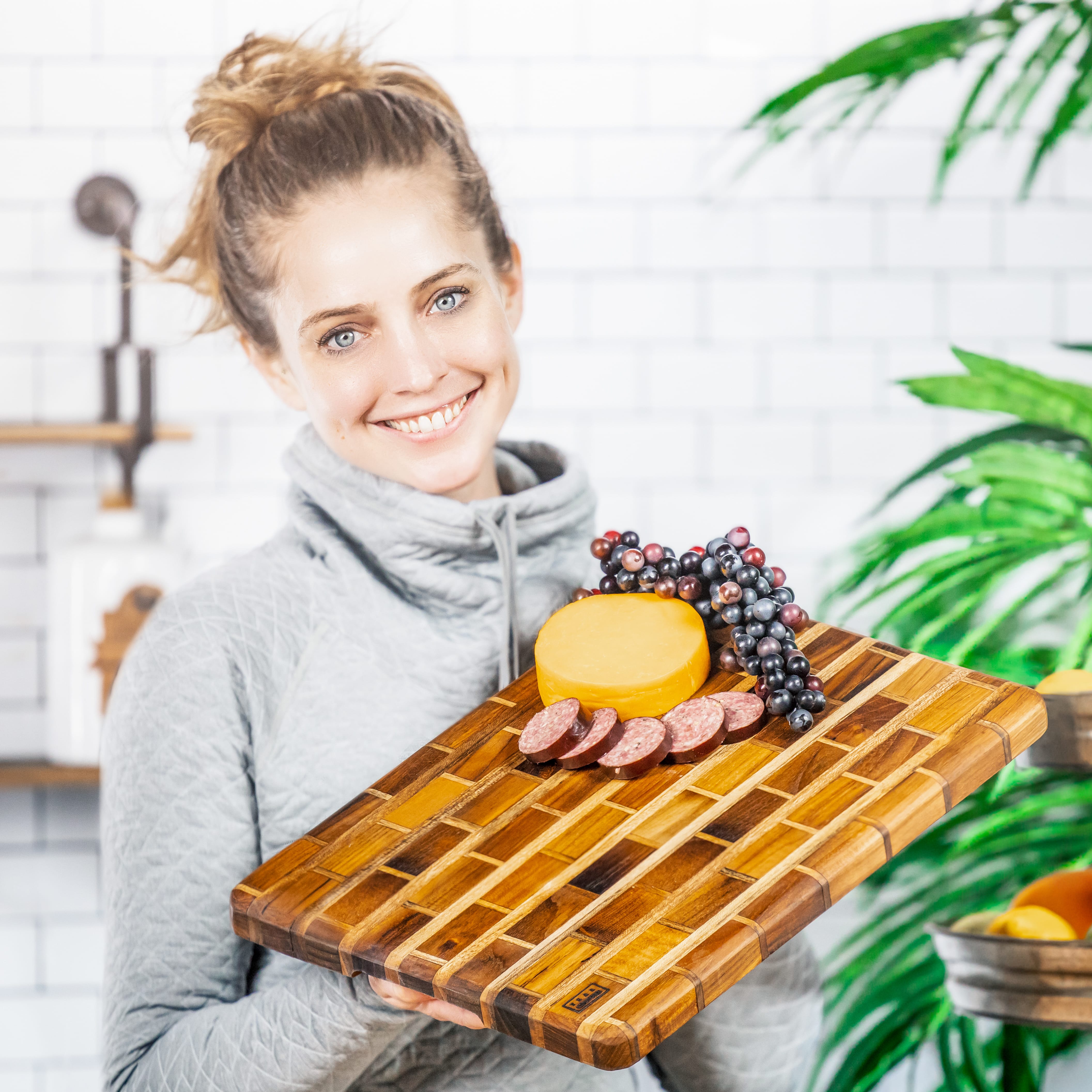 Artisanal Teak Charcuterie， Cutting， Cheese and Bread Board， Handmade， 16x12x1， for Slicing， Dicing and Food Serving