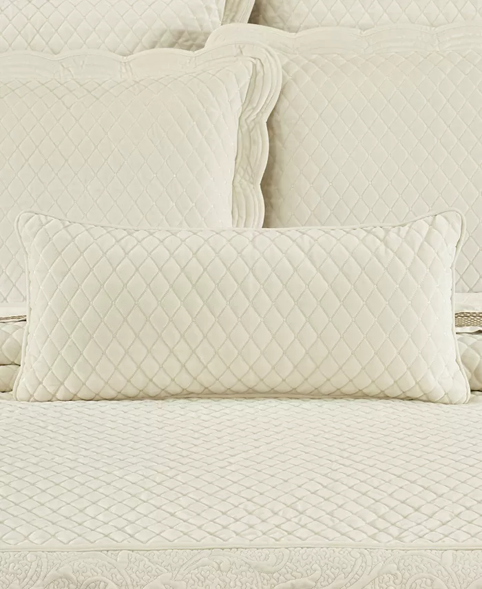 J Queen New York Marissa Quilted Decorative Pillow， 15 x 20