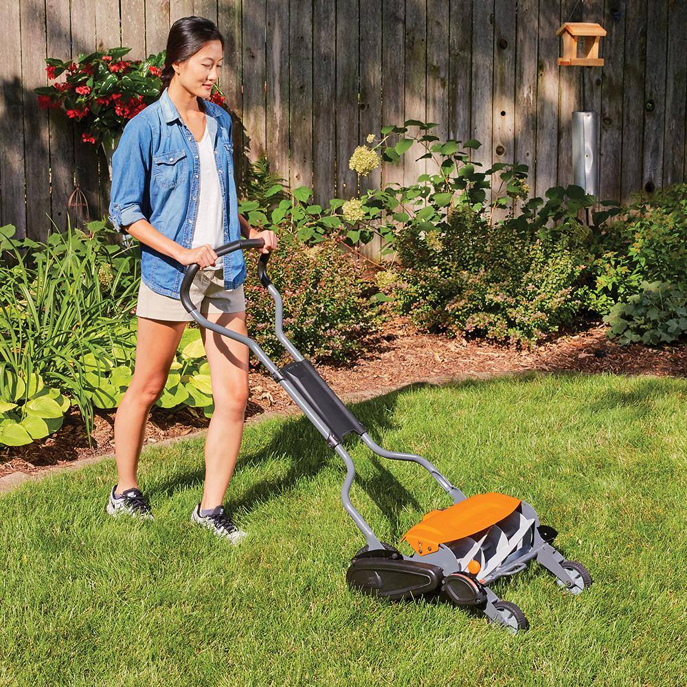 Fiskars StaySharp 18 in. Cut Manual Push Non Electric Walk Behind Reel Mower 362050-1002