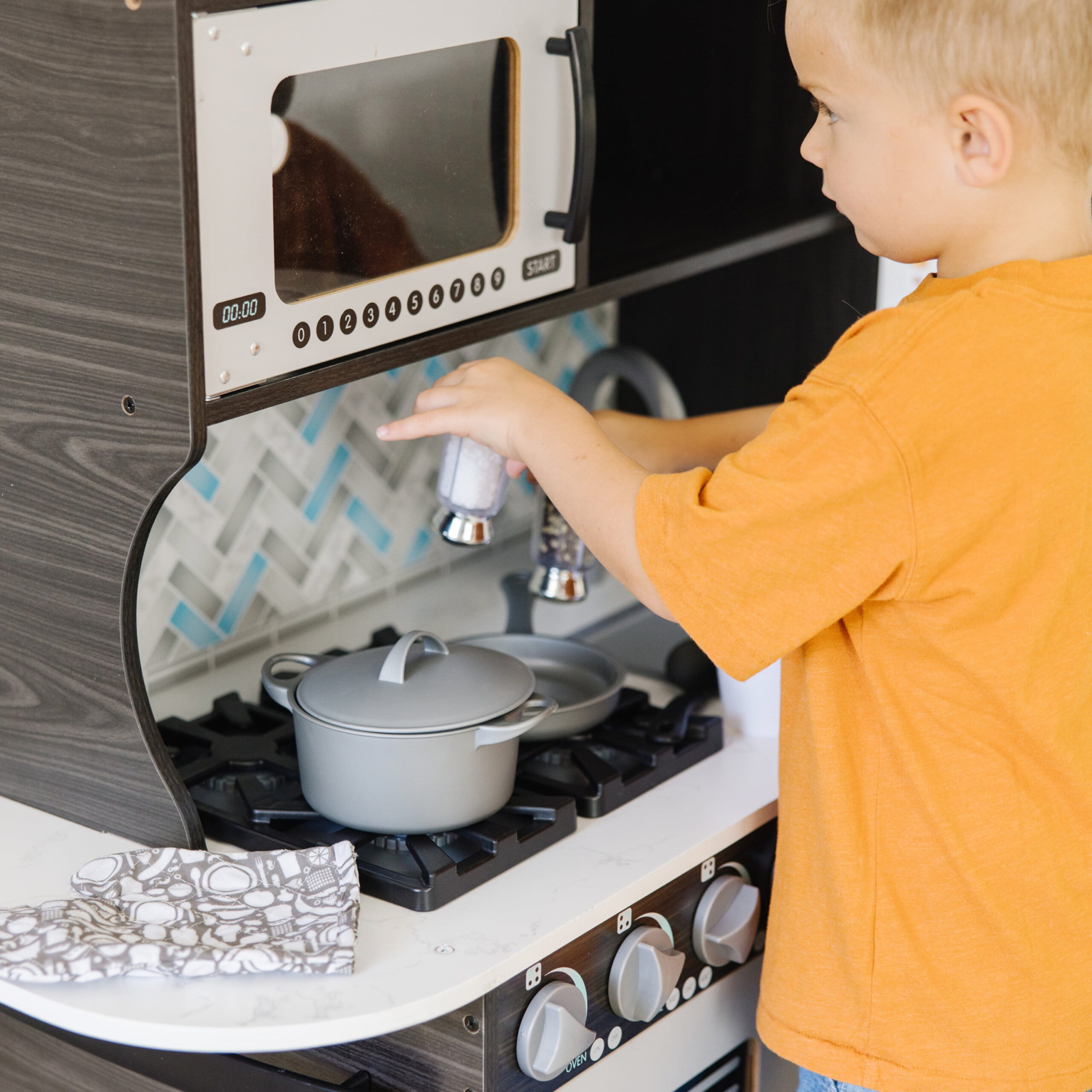 Melissa and Doug Wooden Chef’s Pretend Play Toy Kitchen With “Ice” Cube Dispenser – Charcoal