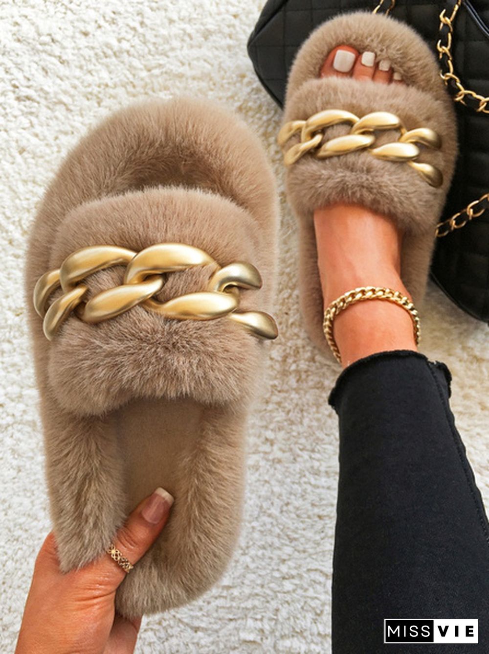 New Matte Gold Chain Decorate Female Fluffy Fur Slides Plush Warm Slippers Luxury Slippers Slip-On Thick Bottom Women