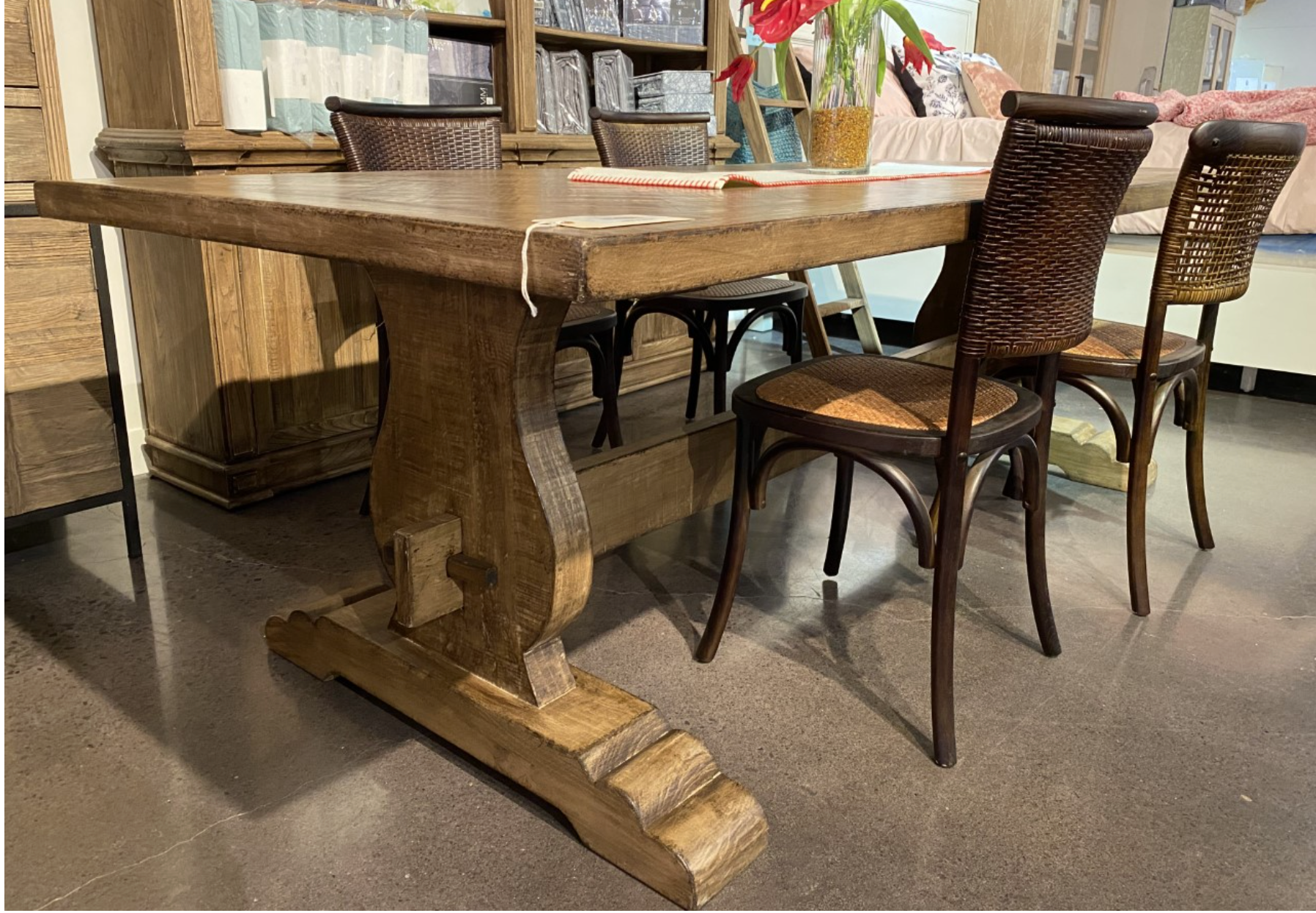 PAVO DINING TABLE