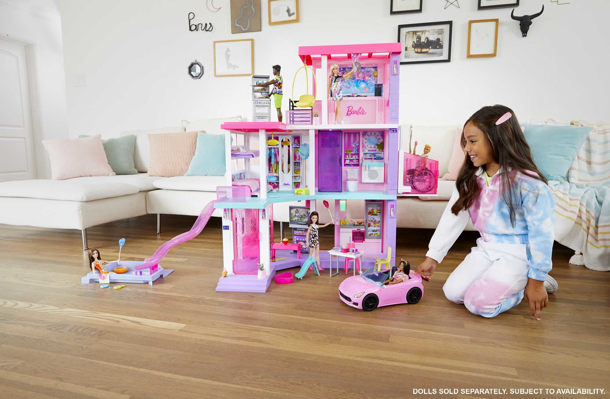 Barbie Deluxe Special Edition 60th DreamHouse Playset with 2 Dolls， Car and 100+ Pieces