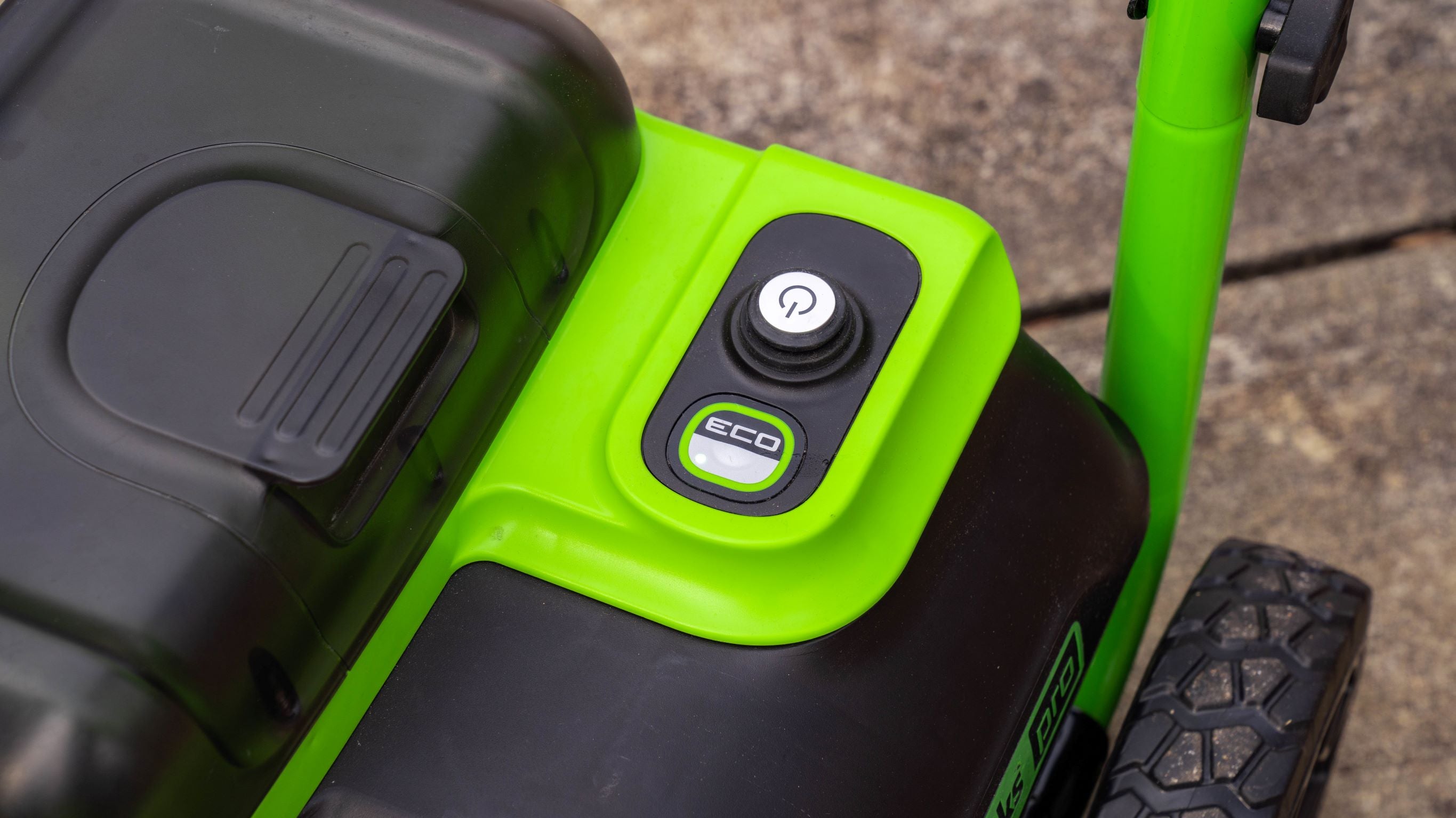 3000-PSI 2.0-GPM Pressure Washer w/ (2) 5.0Ah Batteries  Dual-Port Charger | Greenworks Tools