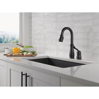 Delta Leland Single-Handle Pull-Down Sprayer Kitchen Faucet with in Matte Black 9978-BL-DST