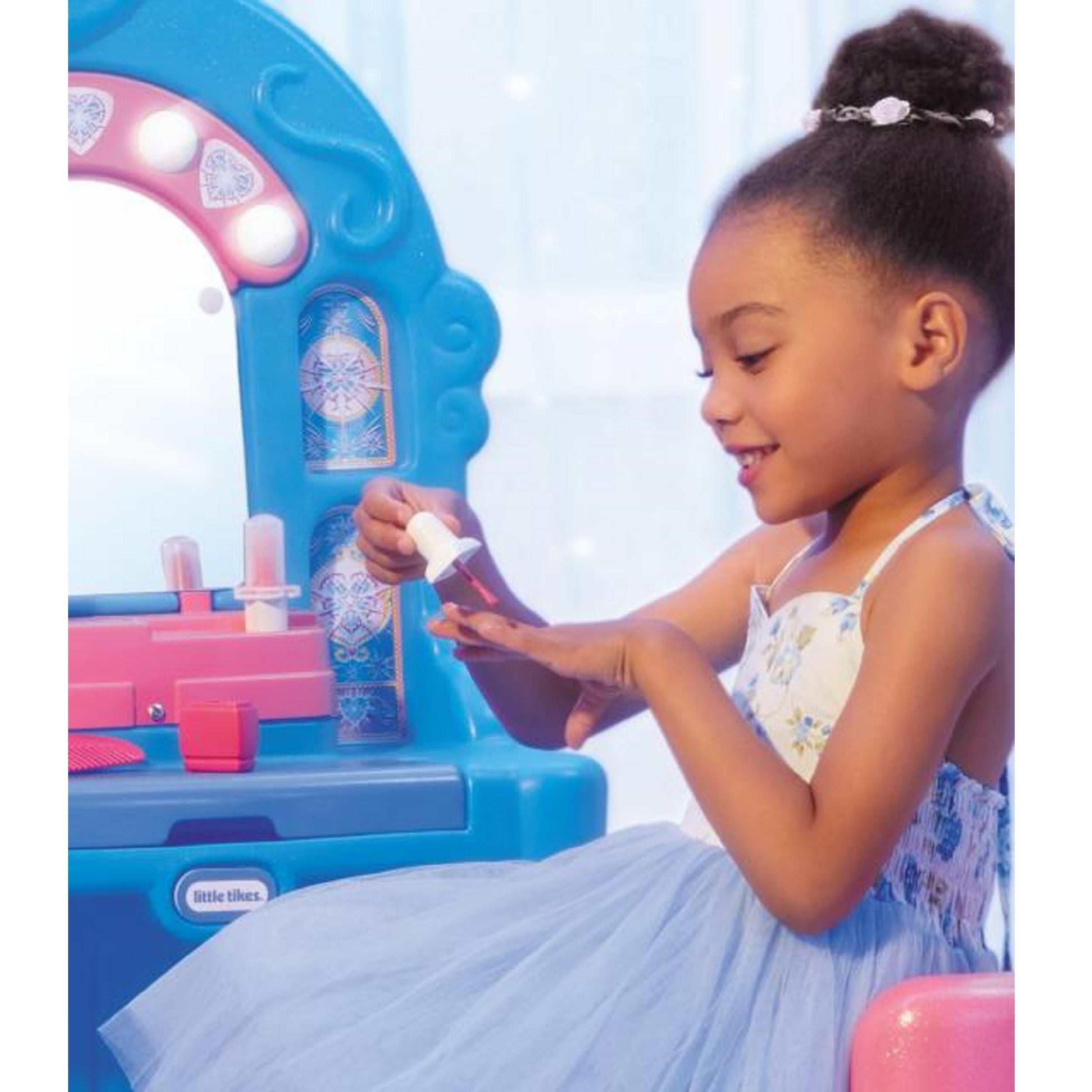 Little Tikes Ice Princess Magic Mirror Toy Vanity Table and Chair with Lights， Sounds and Pretend Play Toy Beauty Accessories- For Kids Toddlers Girls Boys Ages 3 4 5+