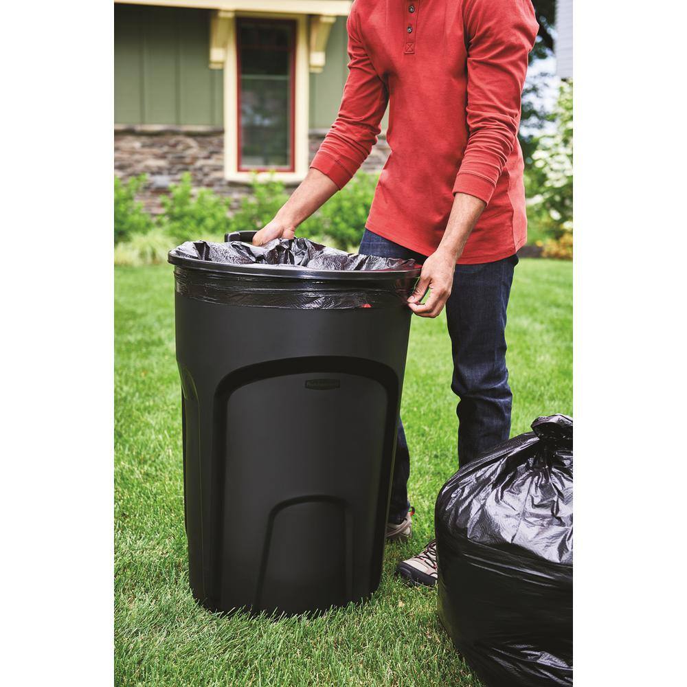 Rubbermaid Roughneck 32 Gal. Easy Out Wheeled Trash Can in Black with Lid 2012264