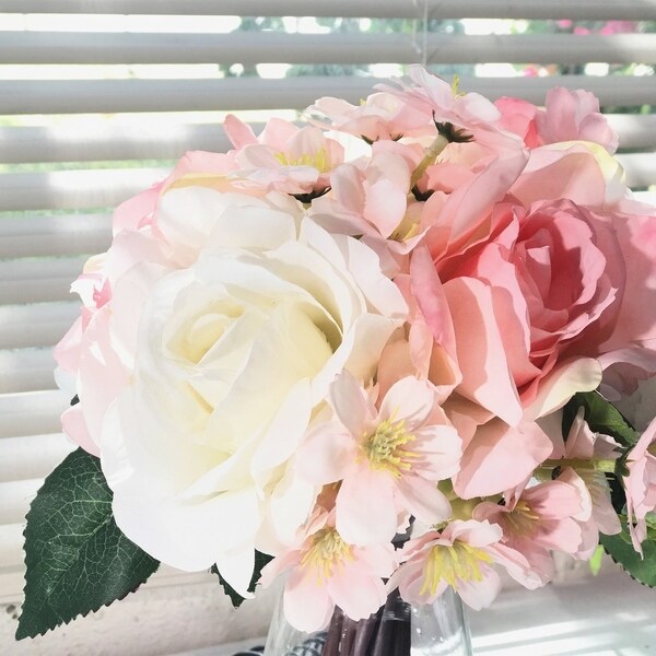 Enova Home Pink and Cream Artificial Silk Roses and Mixed Fake Flowers Arrangement in Clear Glass Vase with Faux Water