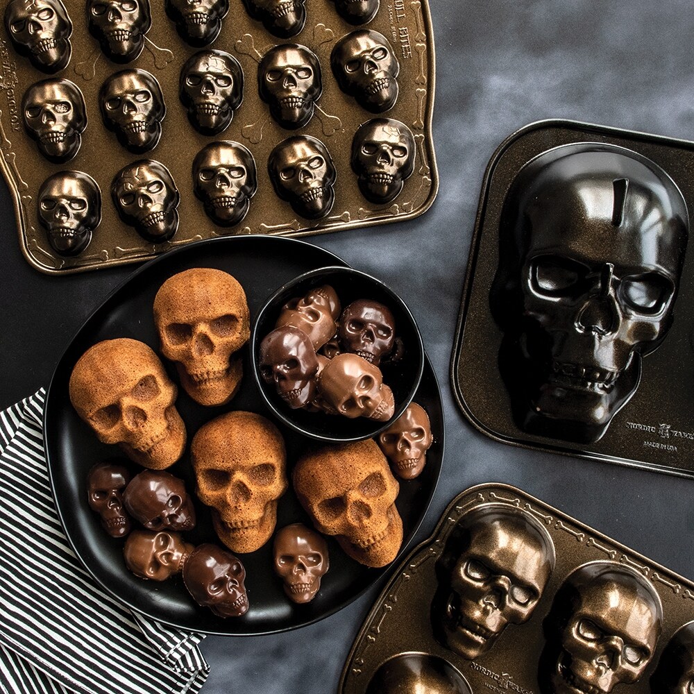 Nordic Ware Skull Bites Cakelet Pan   Brown