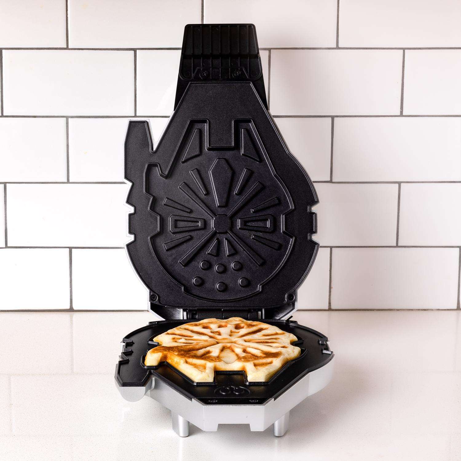 Uncanny Brands Star Wars 1 waffle Matte Silver Aluminum Waffle Maker