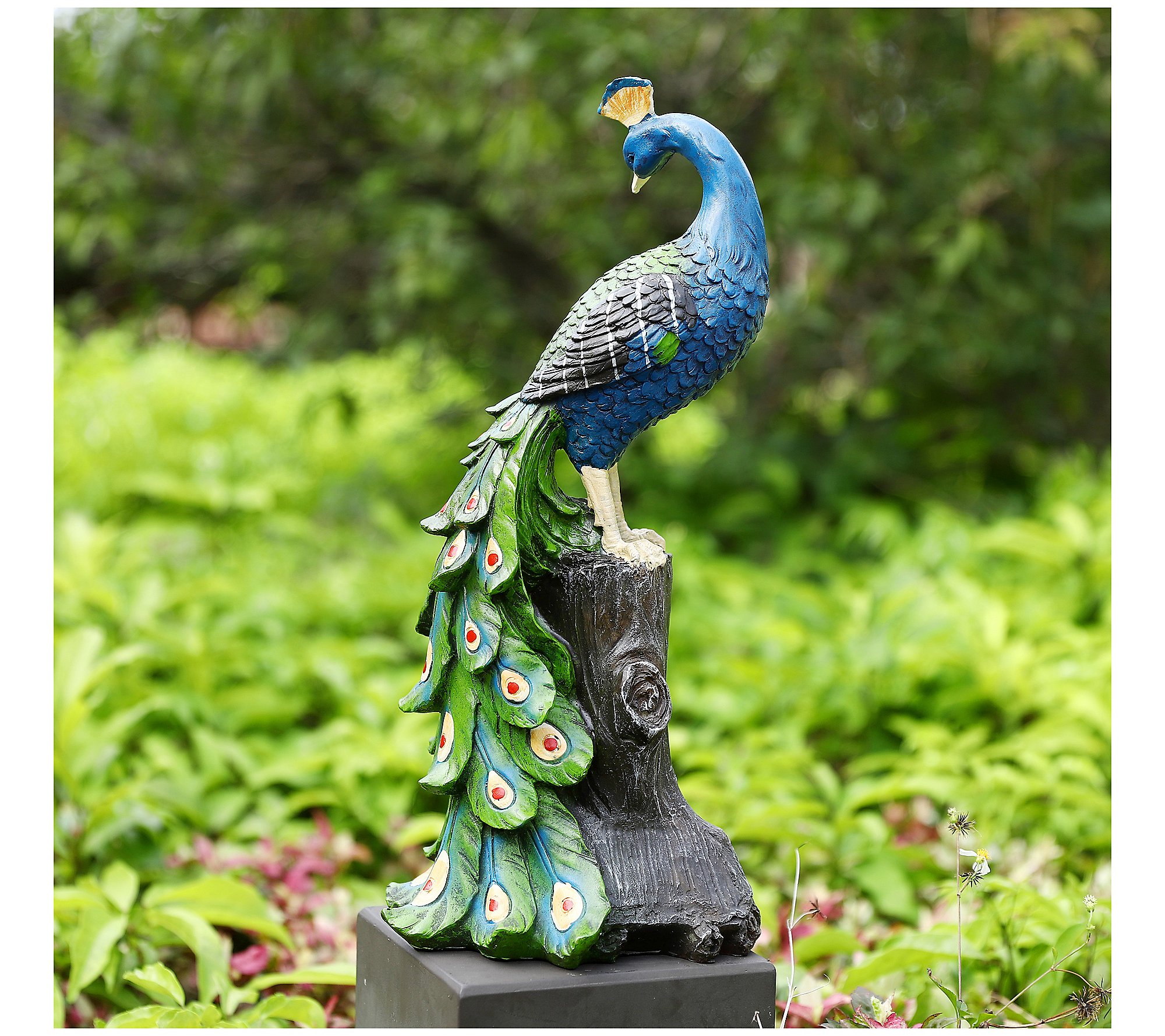 Techko Peaceful Peacock Statue with Solar Spotl ight