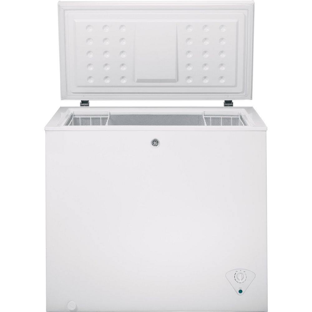 GE Garage Ready 7.0 cu. ft. Manual Defrost Chest Freezer in White FCM7STWW