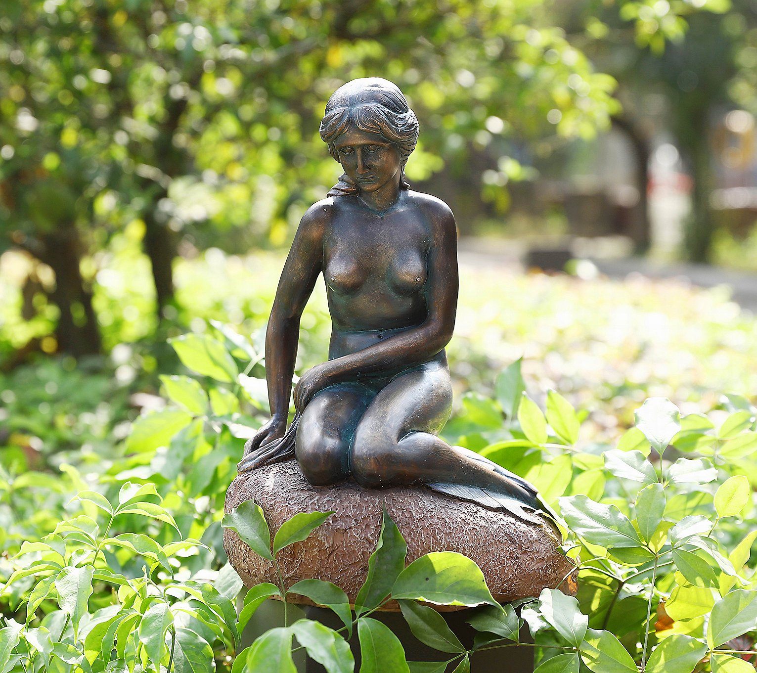 Techko Mermaid Statue with Solar Spotlight