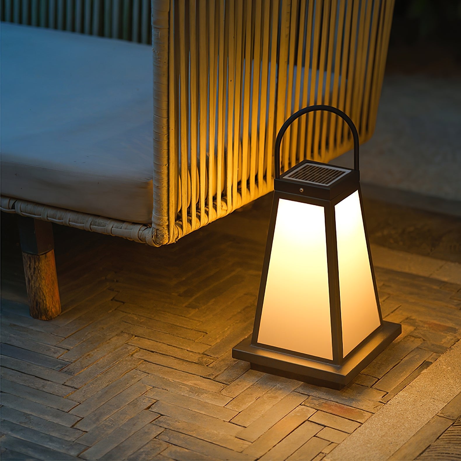 Roam Lantern Solar Outdoor Lamp