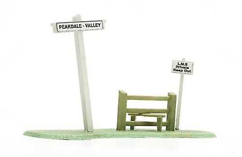 Sign Post and Stile (Dapol - Kitmaster)