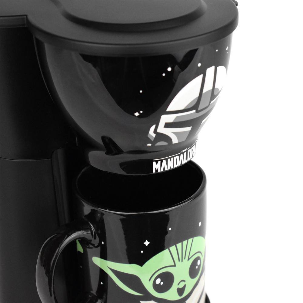 Uncanny Brands The Mandalorian Single Cup Coffee Maker with Mug CM-SRW-MAN1