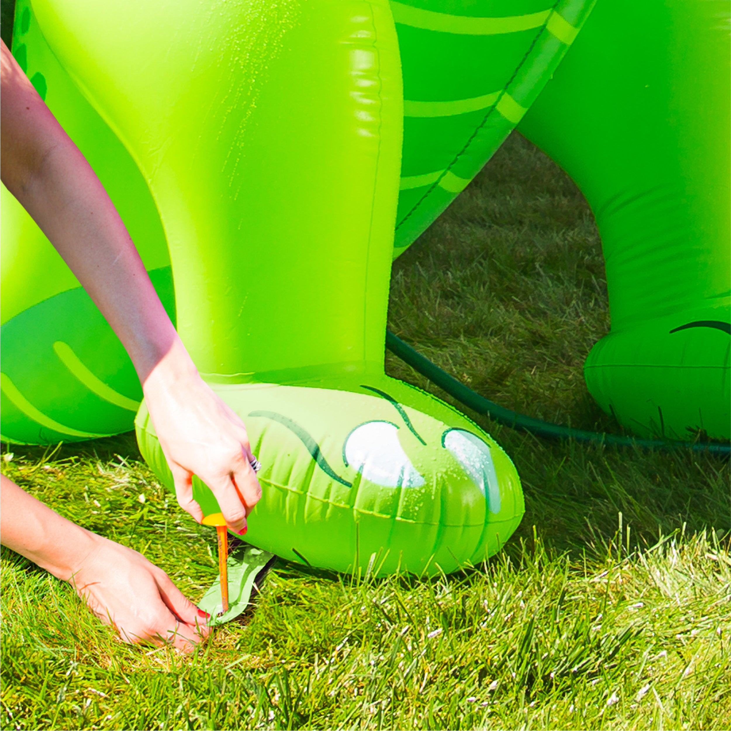 BigMouth Inc. Huge Green Dinosaur Yard Sprinkler - Ginormous 6 Foot Inflatable Sprinkler， Easy to Set Up， Inflate/Deflate， Transport and Store， Connects to Standard Garden Hose， Perfect Fun in the Sun