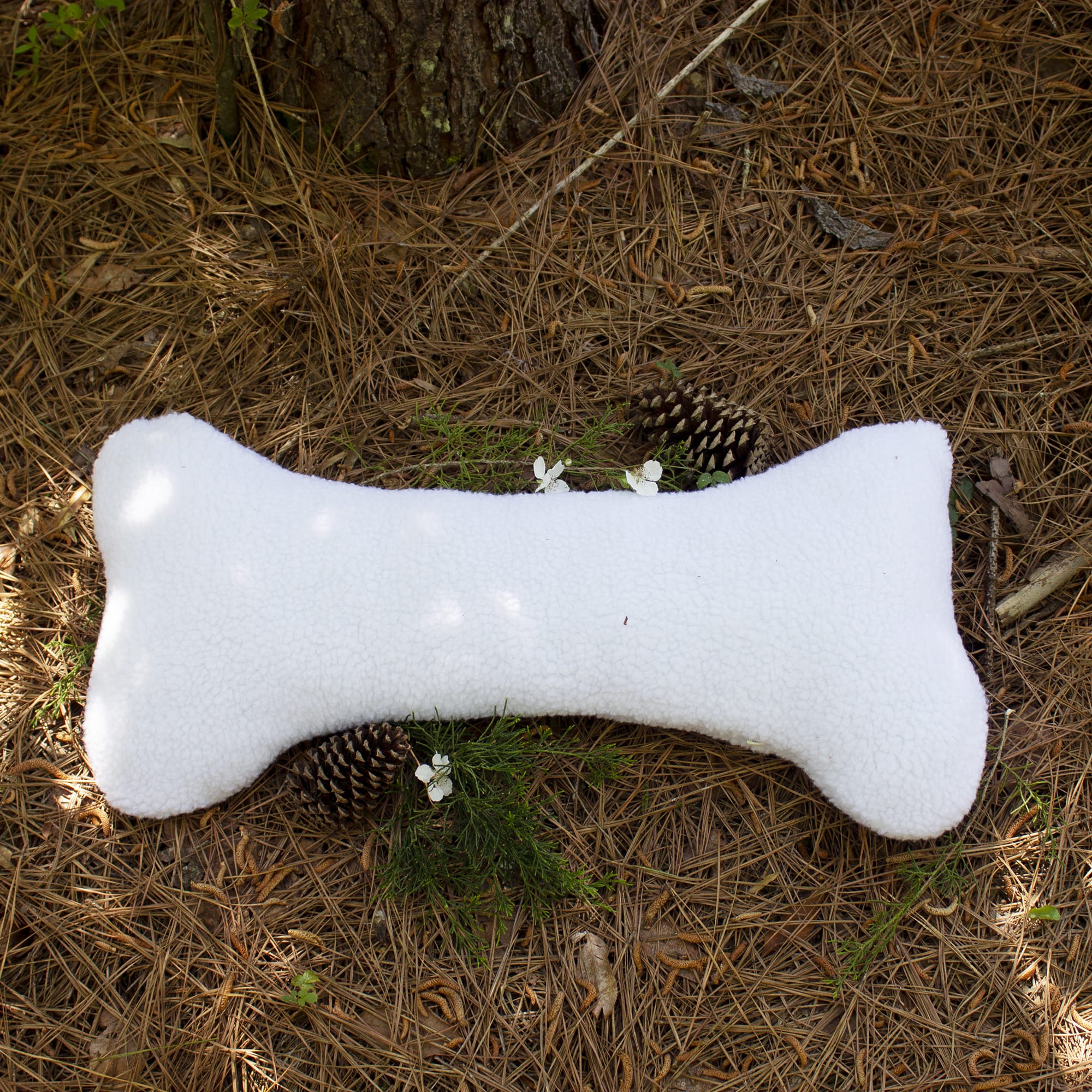 Carolina Pet Company White Plush Bone Dog Pillow/Toy， 24 L x 12 W