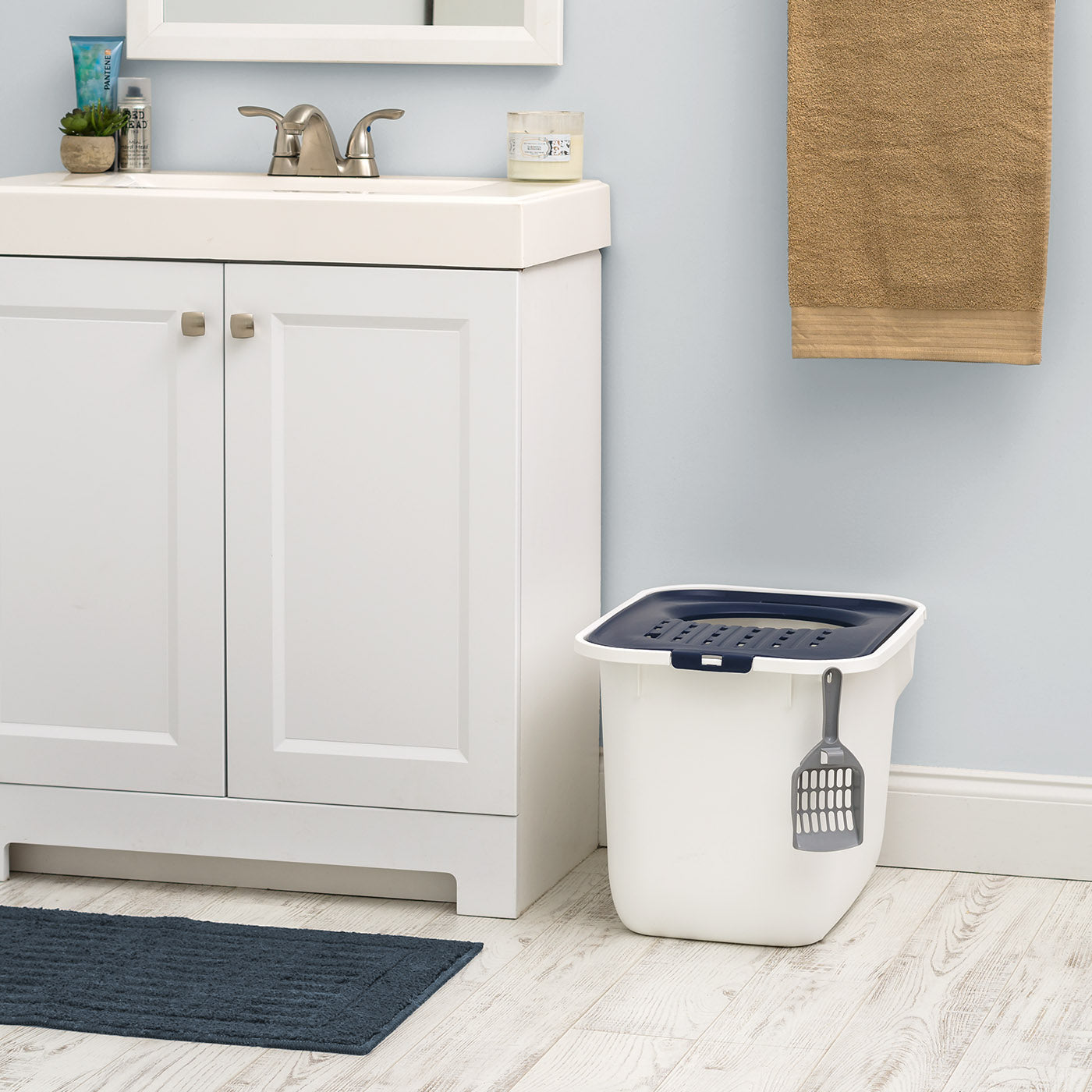 IRIS USA， Square Top White Entry Cat Litter Box with Navy Sand Catching Grooved Lid