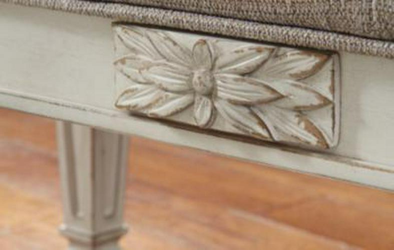 Signature Design by Ashley Realyn French Country Upholstered Tufted Accent Bench， Antique White