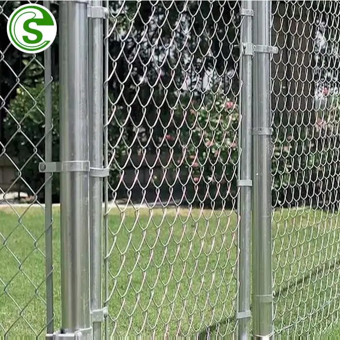 wholesale PVC coated vinyl chain link fabric football basketball fence /6ft 7ft 8ft galvanized diamond cyclone wire fencing roll