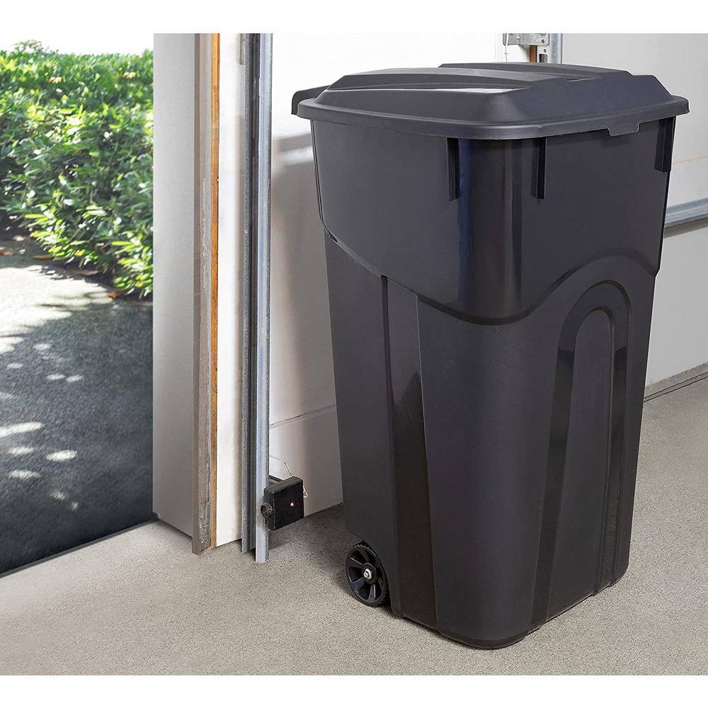 United Solutions 32 Gal. Wheeled Outdoor Garbage Can in Black (2-Pack) TI0088