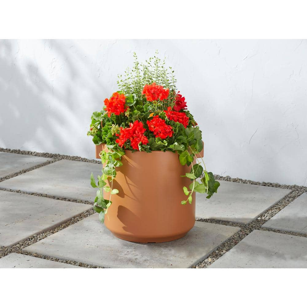 Vigoro 16 in. Alhambra Large Brown Plastic Planter (16 in. D x 14.8 in. H) HUPS00592N-16T