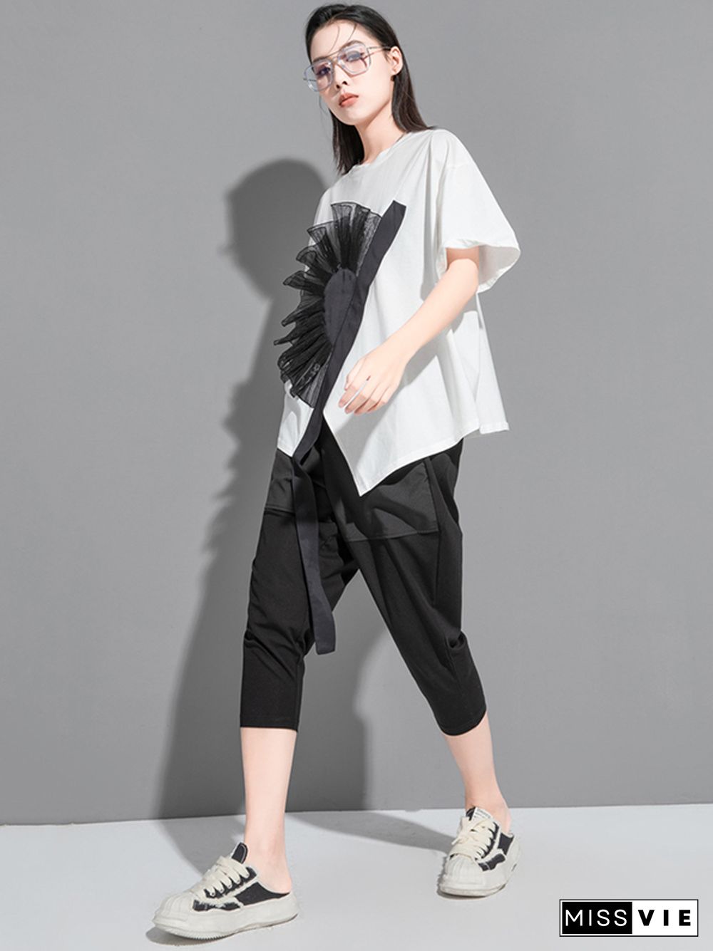 Stylish Black White Irregular Applique T-Shirt