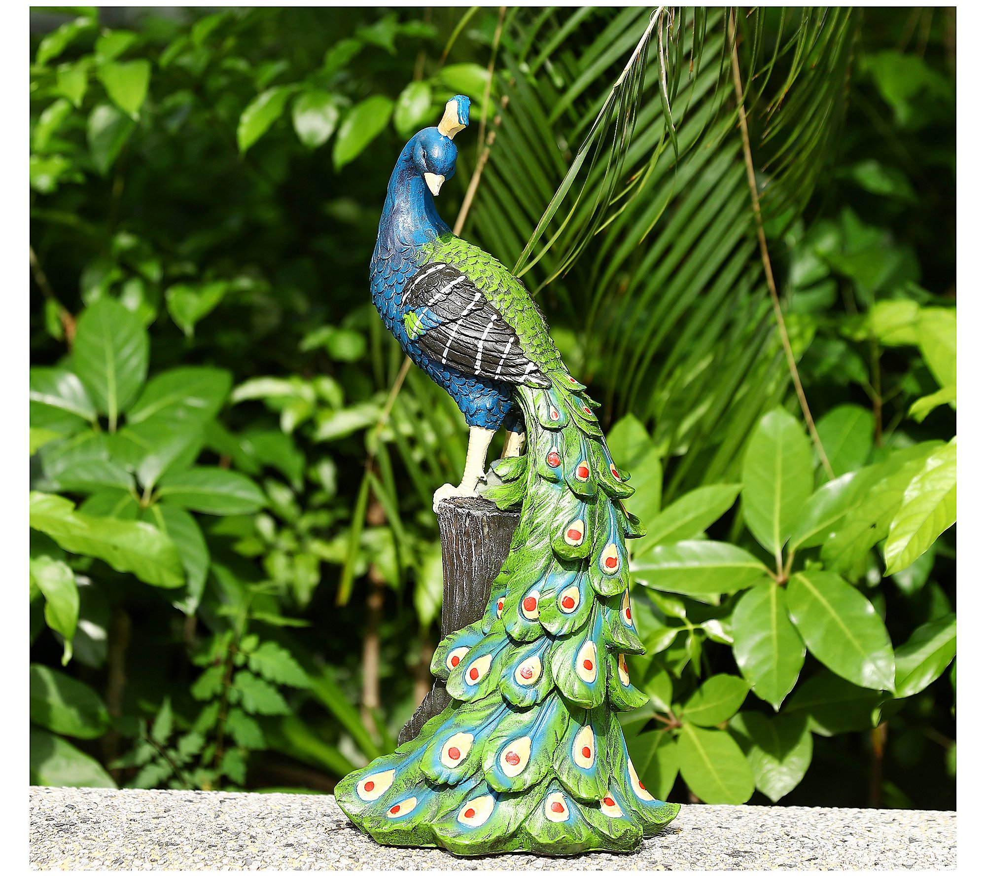 Techko Peaceful Peacock Statue with Solar Spotl ight