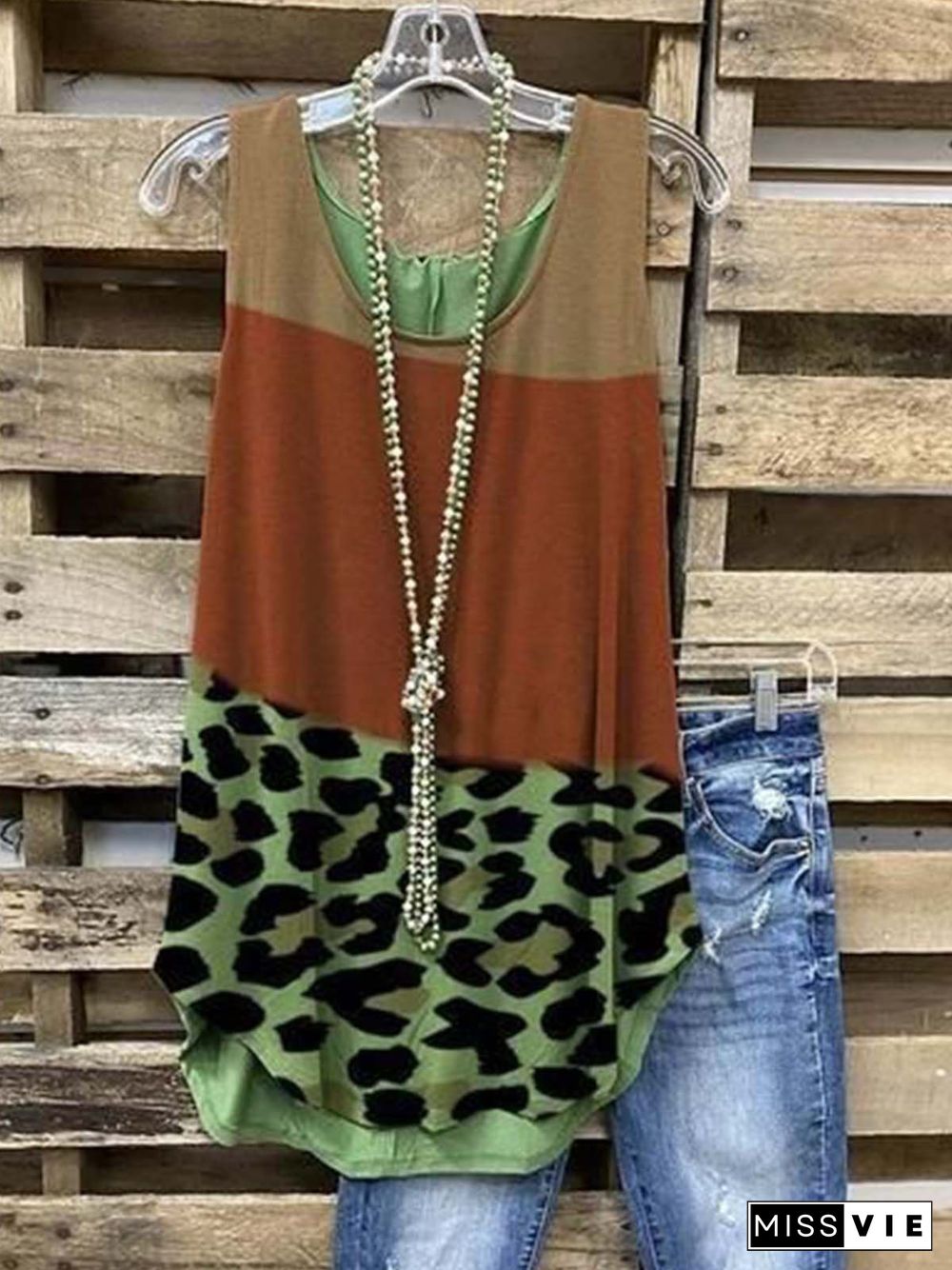 Scoop Neckline Sleeveless Leopard Casual T-shirt