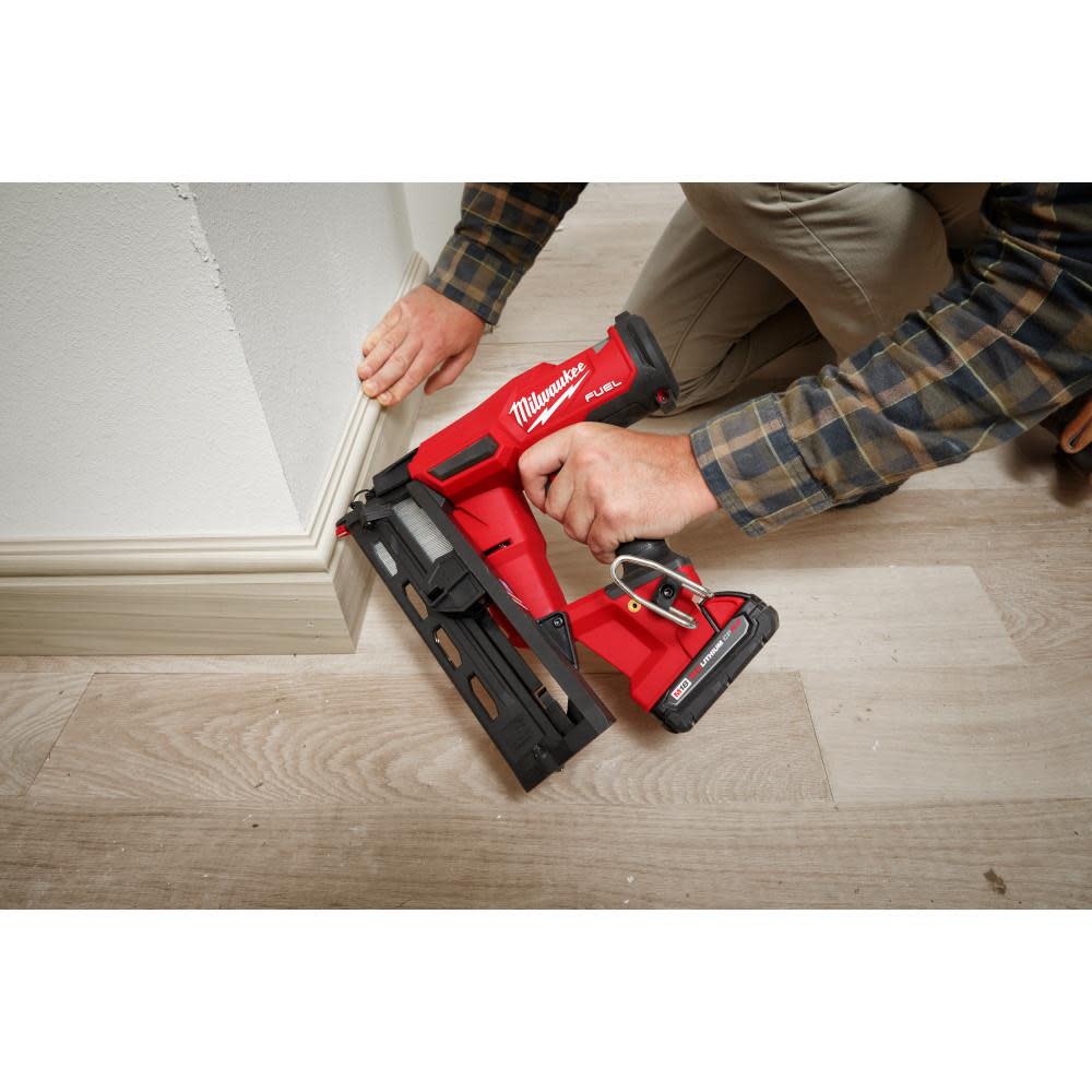 Milwaukee M18 FUEL? 16 Gauge Angled Finish Nailer Kit ;