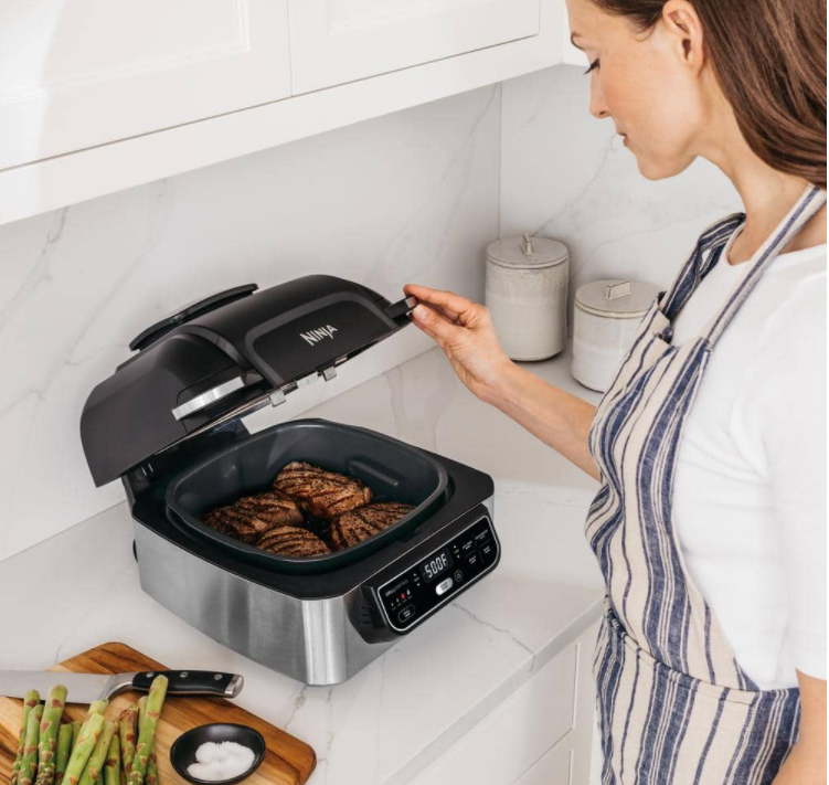 NINJA AG301 Foodi 5-in-1 Indoor Grill with 4 Qt. Air Fryer， Roast， Bake， Dehydrate and Cyclonic Grilling