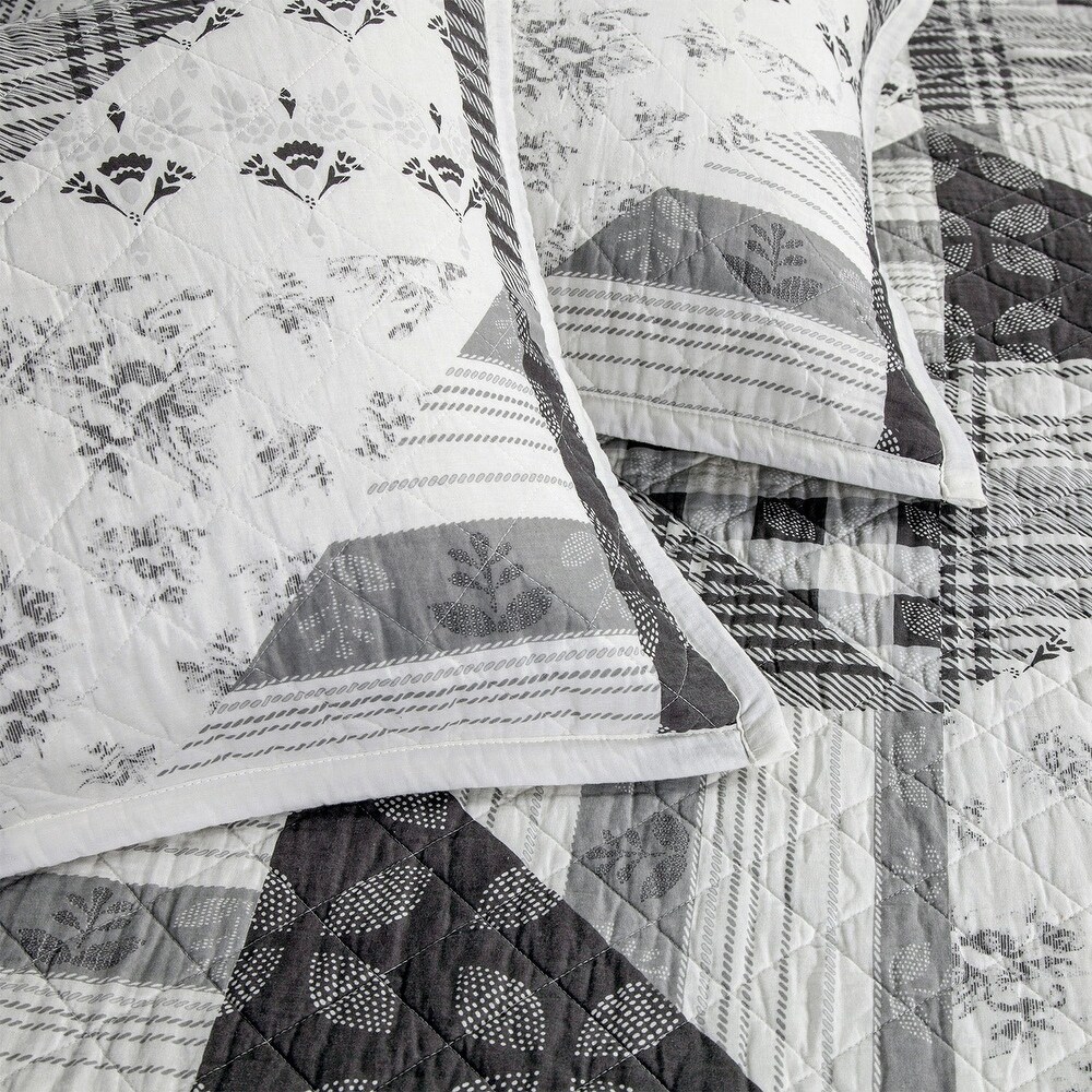 Paseo Road by HiEnd Accents Patchwork Prairie Reversible Quilt Set  3PC