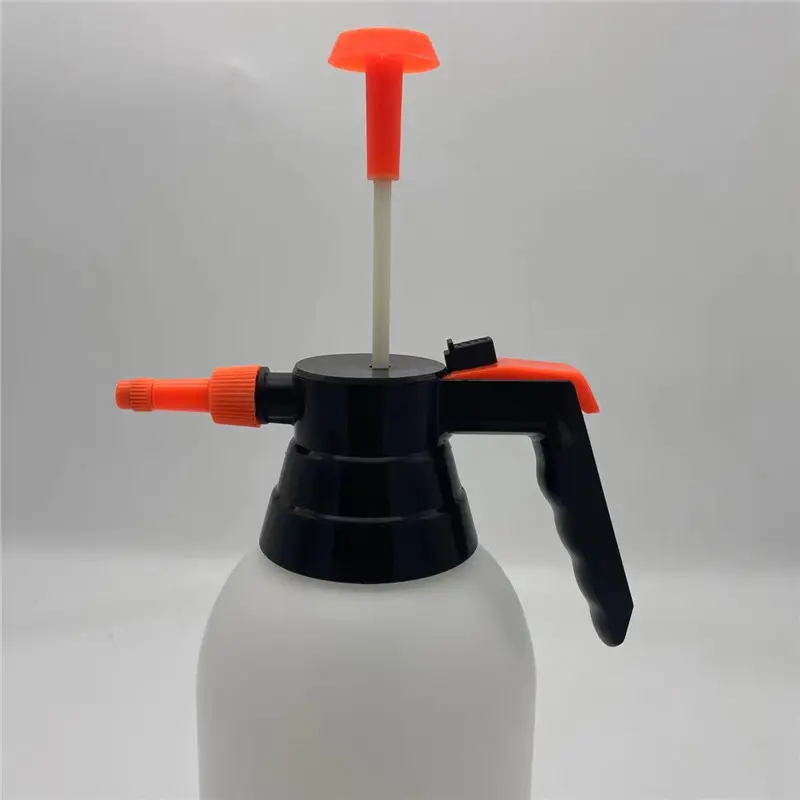 1.5L durable home and garden plastic watering spray bottle made entirely of plastic