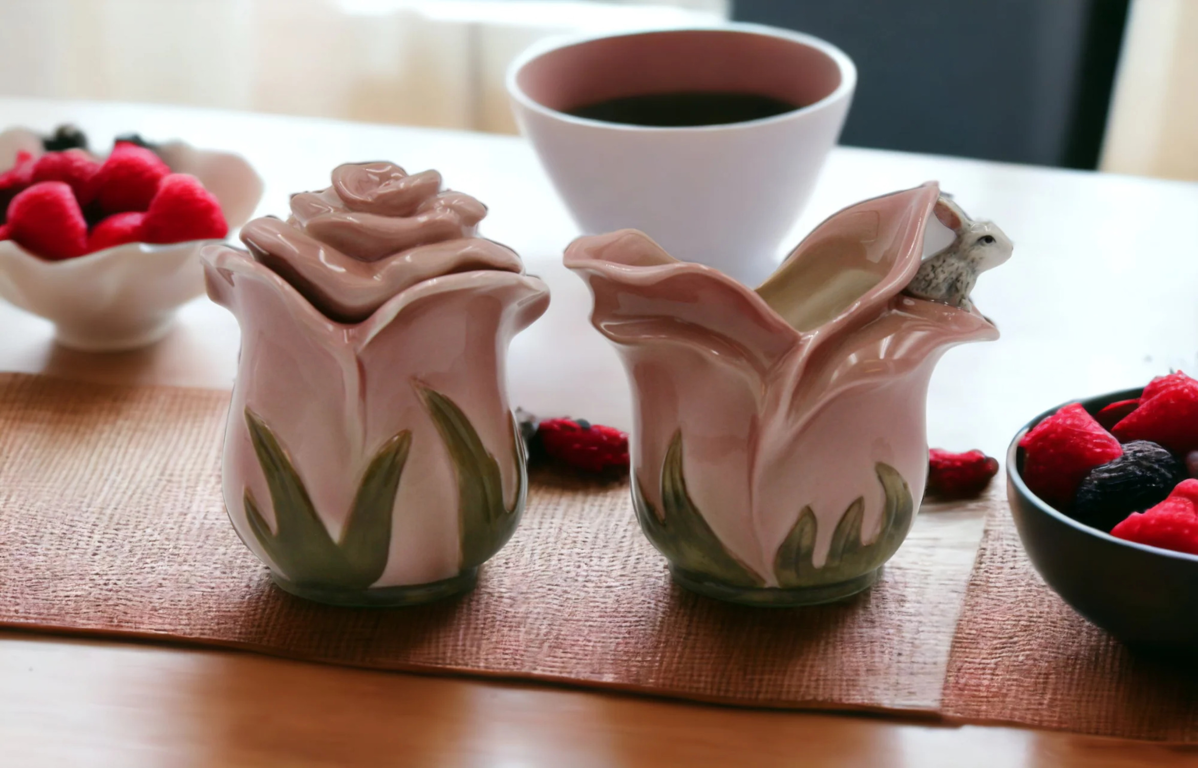 Springtime Bunnies: Rose Flowers with Bunny Rabbit Sugar and Creamer Set， Spring Decor