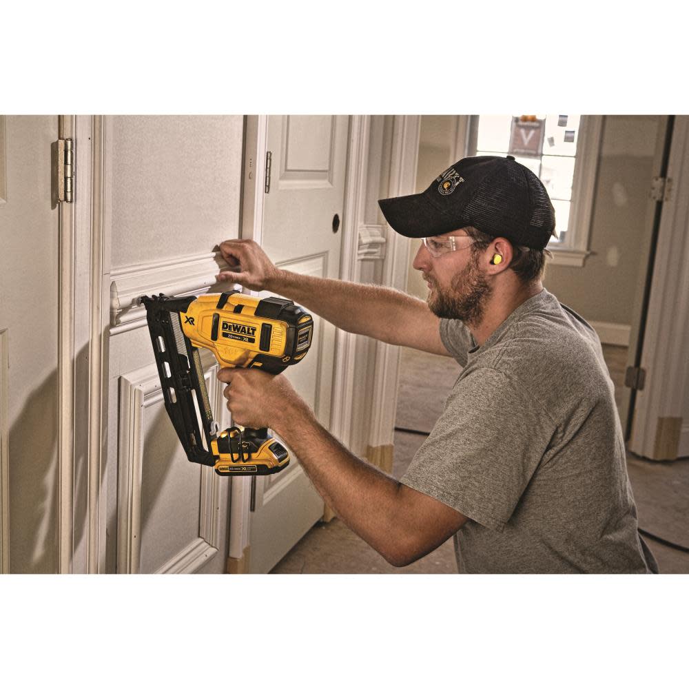 20 V MAX* 16 Gauge Angled Cordless Finish Nailer Kit ;