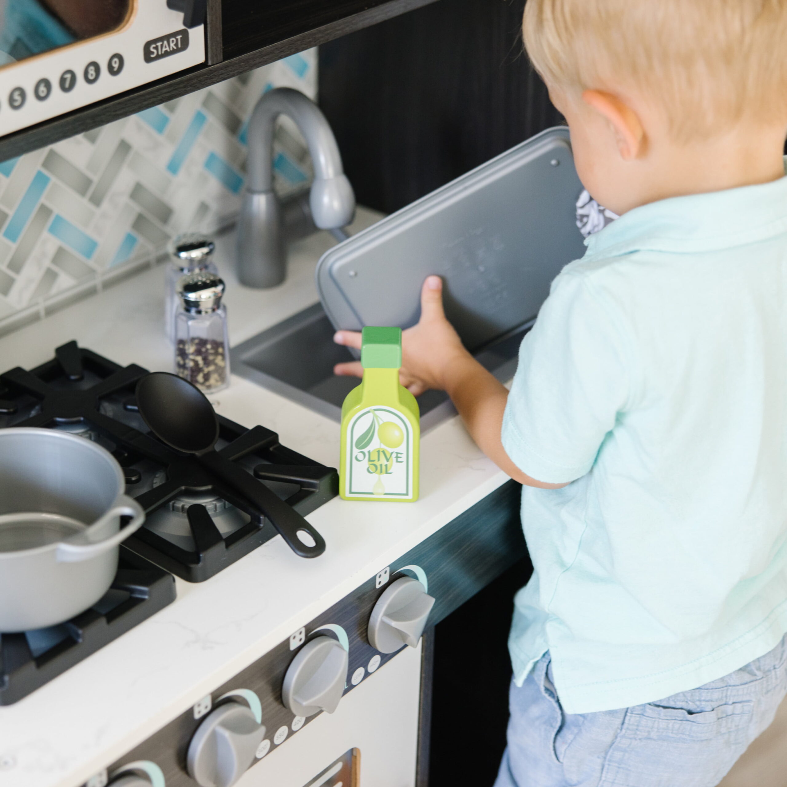 Melissa and Doug Wooden Chef’s Pretend Play Toy Kitchen With “Ice” Cube Dispenser – Charcoal