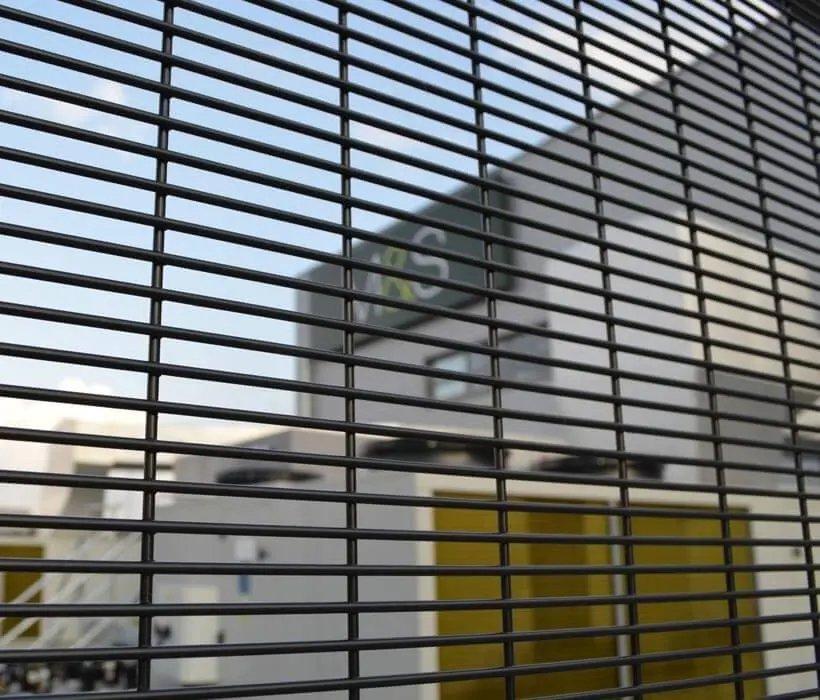 Factory direct supply steel welded 358 mesh high security fence panels with razor barbed wire