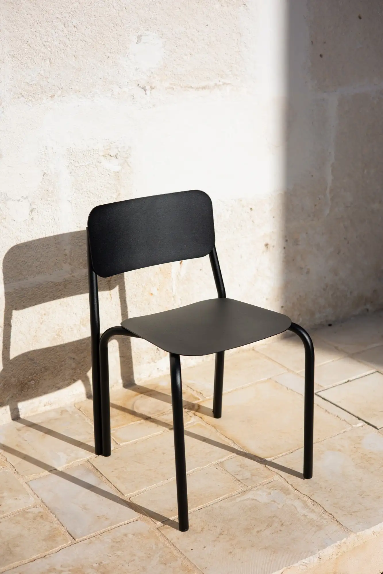 Sleek Contoured Chair – Simple Elegance with Fluid Lines