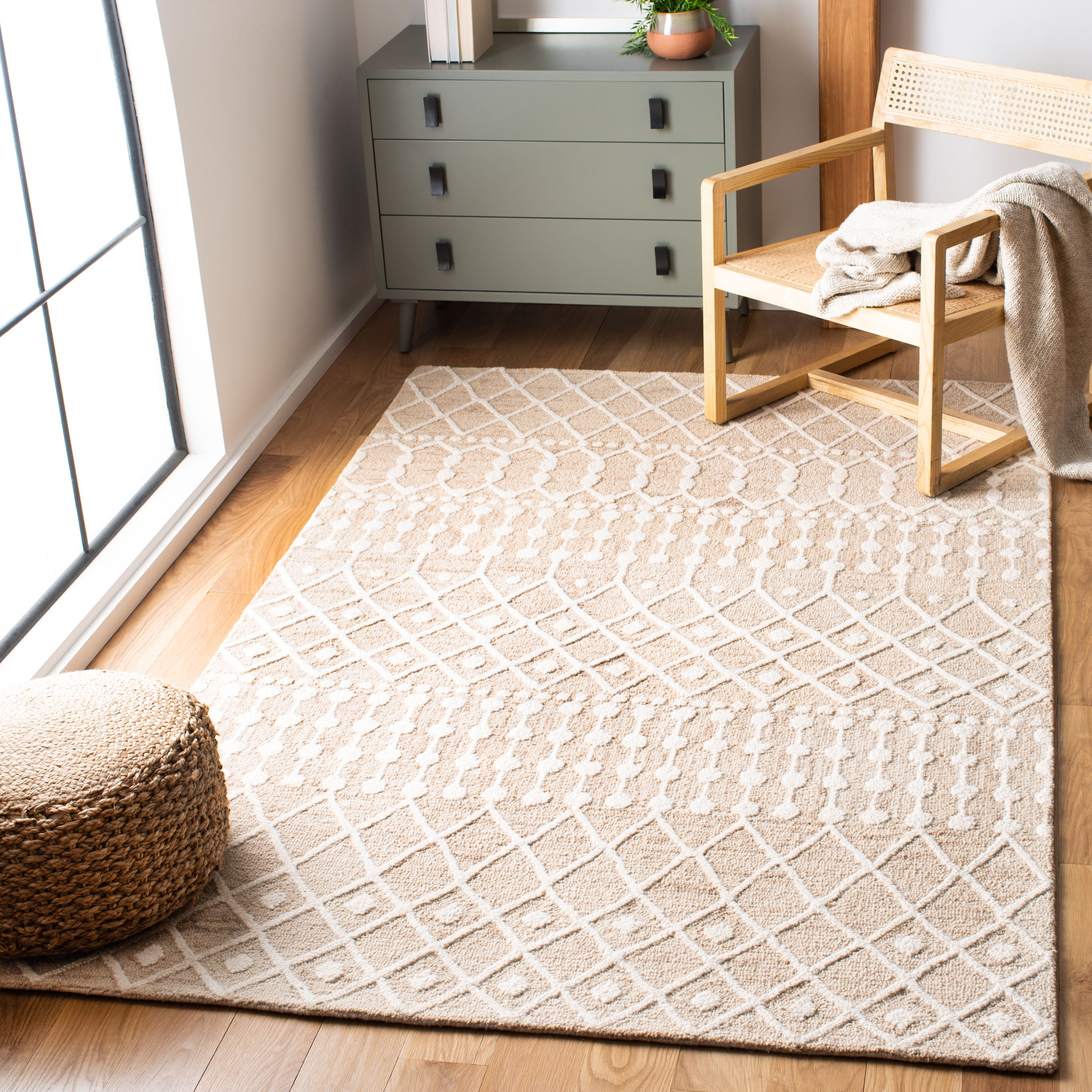 SAFAVIEH Blossom Georgina Geometric Aztec Wool Area Rug, Beige/Ivory, 5' x 8'