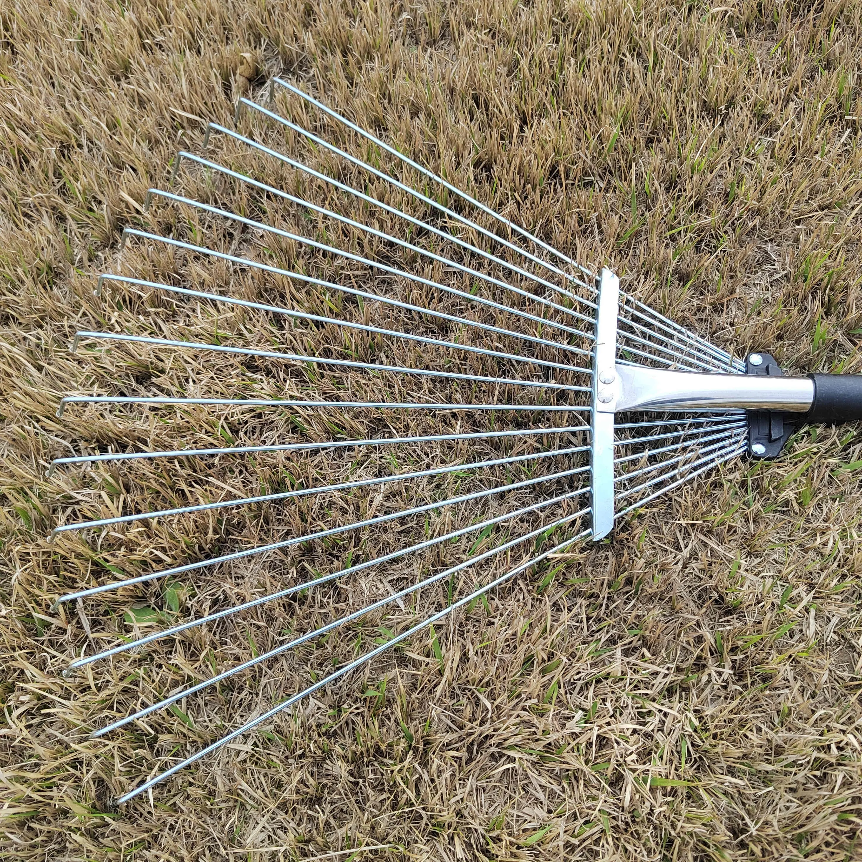 Adjustable Garden Leaf Rake Telescopic Metal Rake Expandable Folding Leaves Rake for Lawn Yard Flowers Beds and Roof